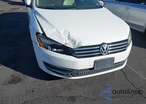 2014 Volkswagen Passat 1.8T Wolfsburg Edition z USA, uszkodzony, nr VIN 1VWAT7A38EC095360